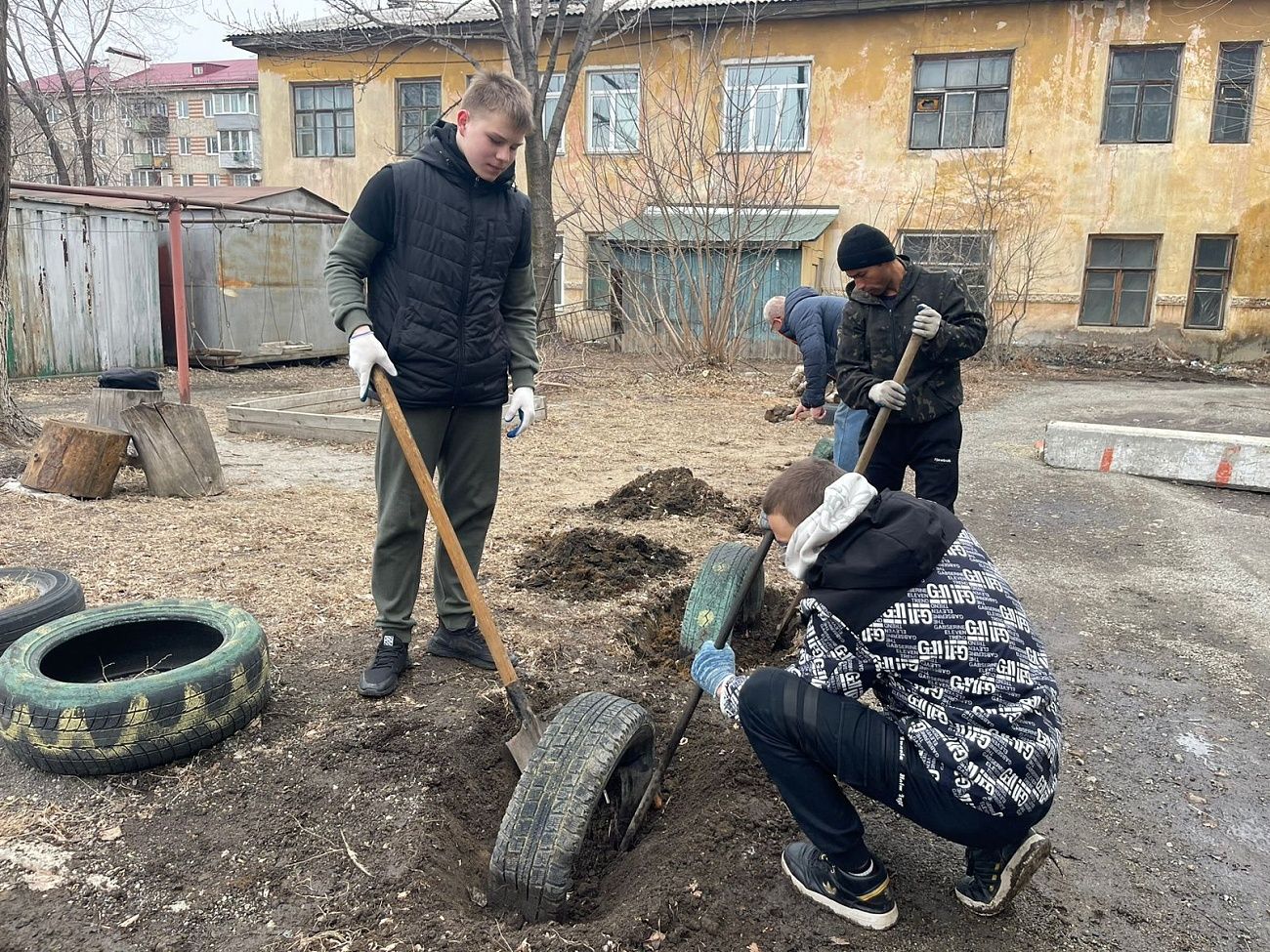 Члены Молодежного совета при Думе УГО убрали старые шины во дворе жилого  дома | 01.04.2024 | Уссурийск - БезФормата